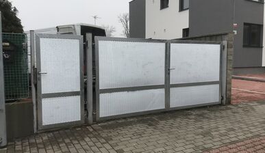 Brána  a branka v pozinku